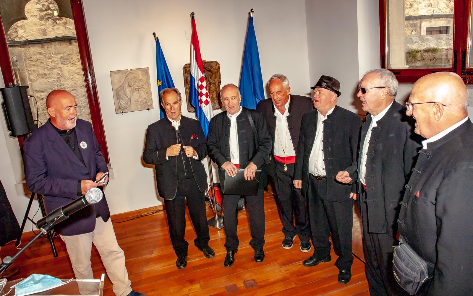 Na kraju svečanosti u Muzeju grada Splita zapjevala se i partizanska pjesma »Oj Mosore«