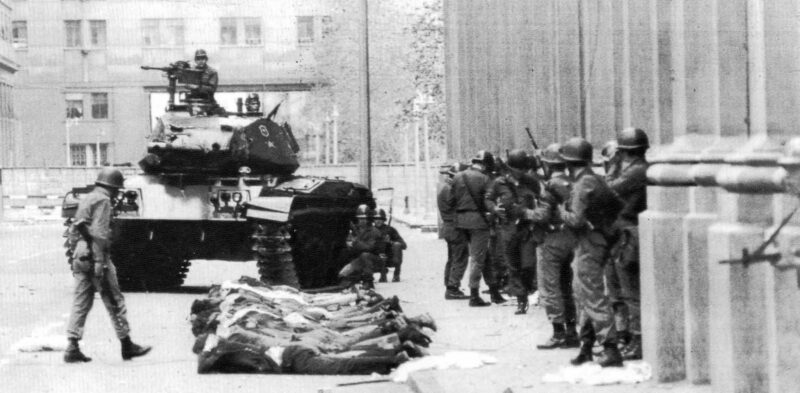 Puč u tijeku na ulicama Santiaga, 1973. godine (World History Archive / Topfoto)